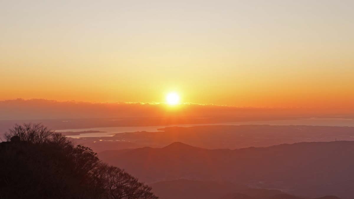2025年1月1日の筑波山ロープウェイの女体山駅・スカイデッキ2983の初日の出景観写真